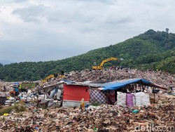 Napas Jelata Mengais Harta Karun di TPA Sarimukti