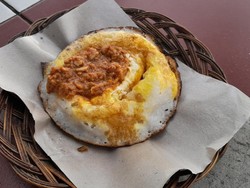Nikmatnya Sarapan Pagi Serabi Telur Oncom di Pantai Pangandaran