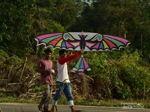 Serunya Lomba Layangan di Desa Sangau di Riau Serunya Lomba Layangan di Desa Sangau di Riau