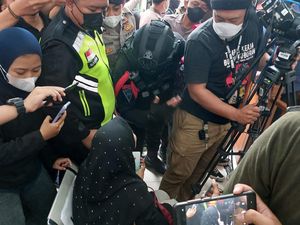 Aksi Syarifah Tarik Tangan Ferdy Sambo Jelang Sidang Tuntutan Aksi Syarifah Tarik Tangan Ferdy Sambo Jelang Sidang Tuntutan