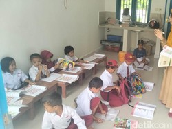 Pilu Siswa SDN 045 Polman Belajar Tanpa Meja-Kursi Imbas Ruang Kelas Terbakar
