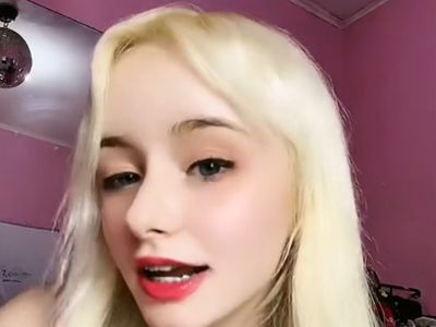 8 Foto Bule Barbie dari Jerman yang Viral Fasih Bahasa Sunda
