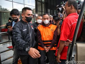 Tersangka Korupsi Anoda Logam PT Antam Tahun 2017 Ditahan KPK Tersangka Korupsi Anoda Logam PT Antam Tahun 2017 Ditahan KPK