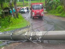 Hujan Deras, Tiang Listrik Roboh di Jalur Alternatif Sidoharjo-Wonogiri
