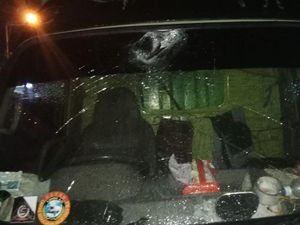 Awas! Pemotor Ngawur Kembali Berulah Lempar Batu ke Kaca Truk di Jombang Awas! Pemotor Ngawur Kembali Berulah Lempar Batu ke Kaca Truk di Jombang
