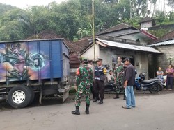 Truk Galian Seruduk Rumah di Karangasem gegara Sopir Ngantuk