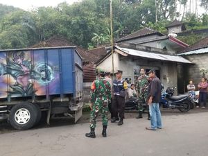 Truk Galian Seruduk Rumah di Karangasem gegara Sopir Ngantuk Truk Galian Seruduk Rumah di Karangasem gegara Sopir Ngantuk