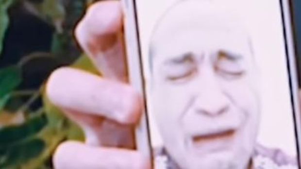 Verrell Bramasta saat memperlihatkan video Ferry Irawan yang nangis-nangis.