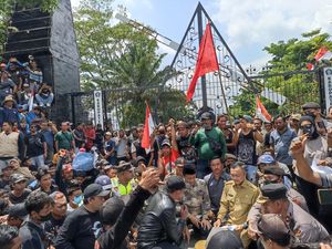 Wabup Blitar Temui Massa Aksi Tuntut Pemerataan Infrastruktur