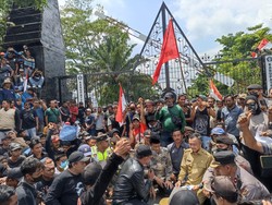 Wabup Blitar Temui Massa Aksi Tuntut Pemerataan Infrastruktur