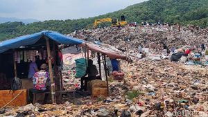 Menengok Warung Kopi di Tengah Tumpukan Sampah TPA Sarimukti