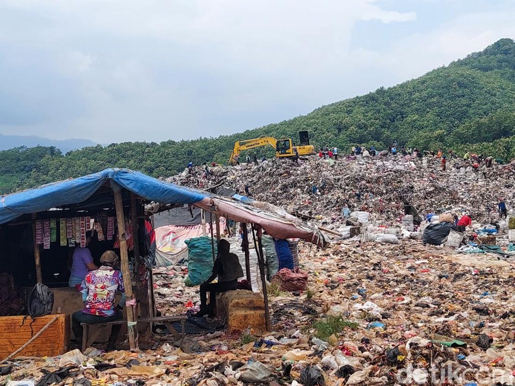 Menengok Warung Kopi di Tengah Tumpukan Sampah TPA Sarimukti