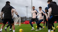 Sosok Wout Weghorst terlihat mencolok karena posturnya yang menjulang 1,97 meter. Foto: Manchester United via Getty Imag/Ash Donelon