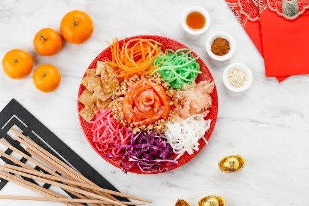 Yusheng Menyantap makanan yang dapat membawa keberuntungan saat Imlek