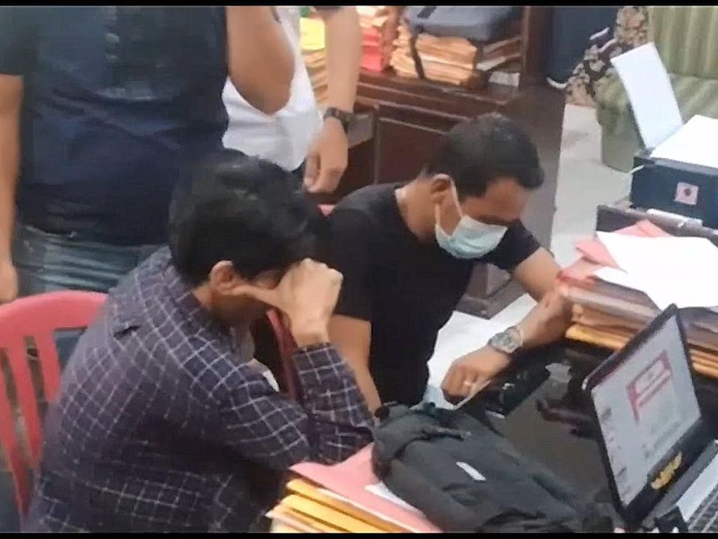 Peras 17 Kades di Bengkulu Utara, 2 Pria Ngaku Wartawan Ditangkap Peras 17 Kades di Bengkulu Utara, 2 Pria Ngaku Wartawan Ditangkap