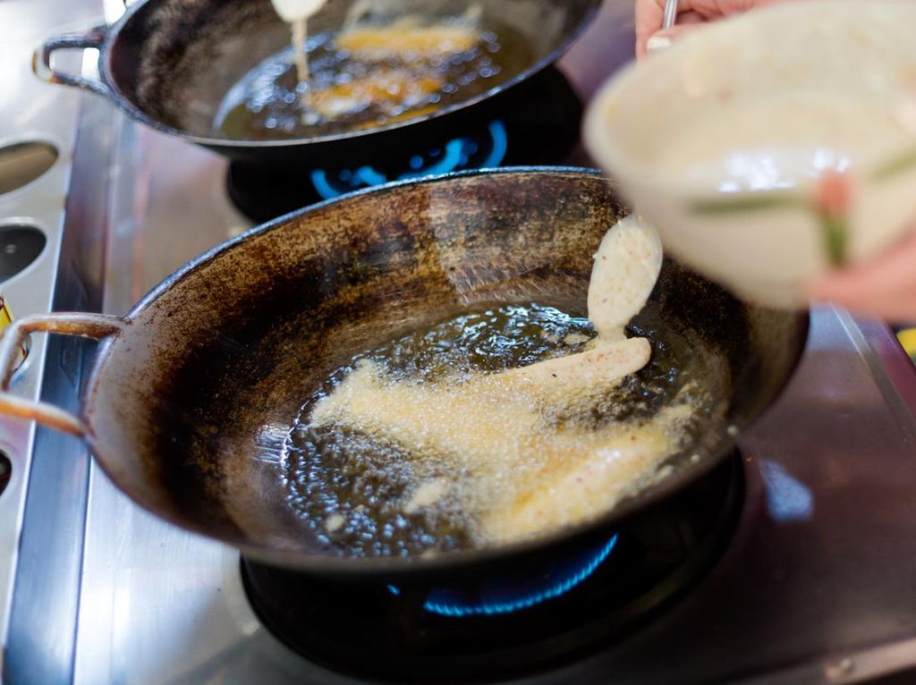 Viral Kuliner Nasi Minyak, Benarkah Makan Timun Mempan Turunkan Kolesterol?
