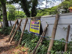 Awas! Pagar Tembok TPU Kasin Kota Malang Nyaris Roboh Disangga Bambu