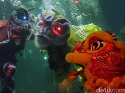 Anti Mainstream, Ada Atraksi Barongsai Dalam Air di Ancol