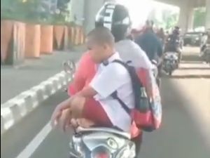 Viral! Bocil Sakti Duduk Sila Menghadap Samping saat Dibonceng Motor