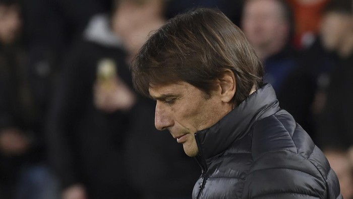 Tottenhams head coach Antonio Conte during the English League Cup soccer match between Nottingham Forest and Tottenham Hotspur at the City ground in Nottingham, England, Wednesday, Nov. 9, 2022. (AP Photo/Rui Vieira)
