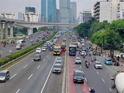 Truk Tabrakan Belum Dievakuasi, Tol Dalkot Arah Cawang Masih Macet Parah