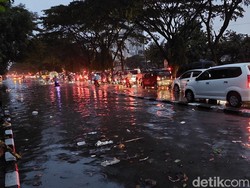 Banjir Genangi Jalan Soekarno-Hatta Bandung