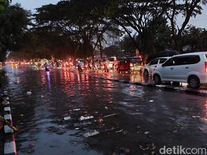 Banjir Genangi Jalan Soekarno-Hatta Bandung Banjir Genangi Jalan Soekarno-Hatta Bandung
