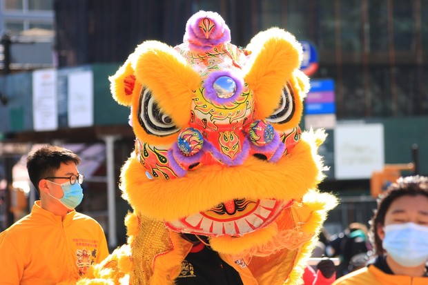 Barongsai/Foto: unsplash.com/tongsu Barongsai dipercaya bisa mensucikan tempat-tempat yang memiliki energi negatif dan menggantikannya menjadi energi baru yang lebih bagus/Foto: unsplash.com/tongsu