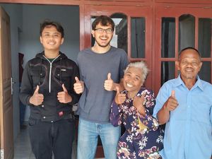 Cerita Bule Amerika Bertemu Pengasuhnya di Jombang Usai Terpisah 10 Tahun