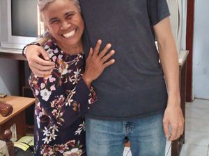 Satu Dekade Putus Kontak, Bule AS dan Pengasuhnya Melepas Rindu di Jombang