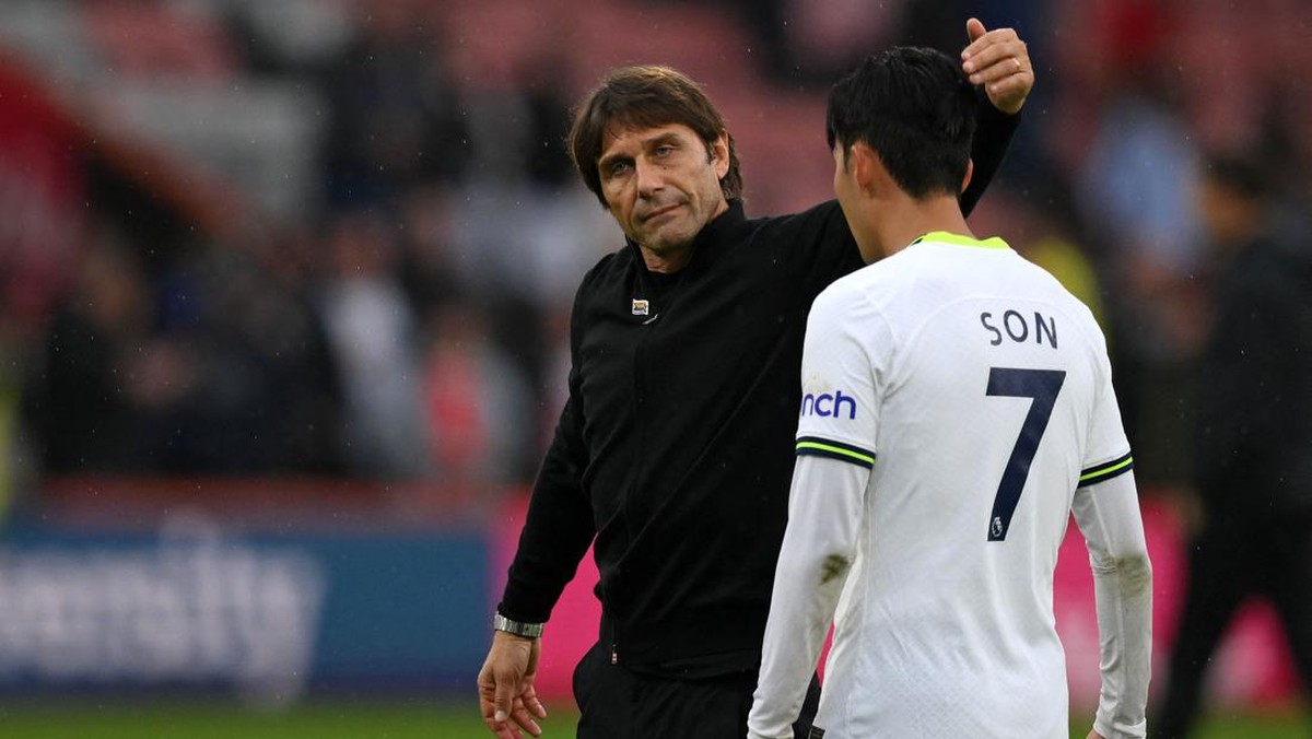 Antonio Conte dan Son Heung-min. (Foto: AFP via Getty Images/DANIEL LEAL)