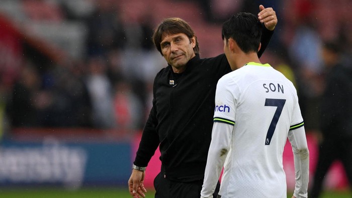 Tottenham Hotspurs Italian head coach Antonio Conte (L) puts his arm around Tottenham Hotspurs South Korean striker Son Heung-Min (R) on the pitch after the English Premier League football match between Bournemouth and Tottenham Hotspur at the Vitality Stadium in Bournemouth, southern England on October 29, 2022. - Tottenham won the game 3-2. - RESTRICTED TO EDITORIAL USE. No use with unauthorized audio, video, data, fixture lists, club/league logos or live services. Online in-match use limited to 120 images. An additional 40 images may be used in extra time. No video emulation. Social media in-match use limited to 120 images. An additional 40 images may be used in extra time. No use in betting publications, games or single club/league/player publications. (Photo by Daniel LEAL / AFP) / RESTRICTED TO EDITORIAL USE. No use with unauthorized audio, video, data, fixture lists, club/league logos or live services. Online in-match use limited to 120 images. An additional 40 images may be used in extra time. No video emulation. Social media in-match use limited to 120 images. An additional 40 images may be used in extra time. No use in betting publications, games or single club/league/player publications. / RESTRICTED TO EDITORIAL USE. No use with unauthorized audio, video, data, fixture lists, club/league logos or live services. Online in-match use limited to 120 images. An additional 40 images may be used in extra time. No video emulation. Social media in-match use limited to 120 images. An additional 40 images may be used in extra time. No use in betting publications, games or single club/league/player publications. (Photo by DANIEL LEAL/AFP via Getty Images)
