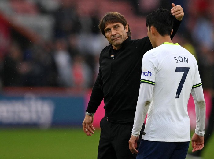 Tottenham Hotspur's Italian head coach Antonio Conte (L) puts his arm around Tottenham Hotspur's South Korean striker Son Heung-Min (R) on the pitch after the English Premier League football match between Bournemouth and Tottenham Hotspur at the Vitality Stadium in Bournemouth, southern England on October 29, 2022. - Tottenham won the game 3-2. - RESTRICTED TO EDITORIAL USE. No use with unauthorized audio, video, data, fixture lists, club/league logos or 'live' services. Online in-match use limited to 120 images. An additional 40 images may be used in extra time. No video emulation. Social media in-match use limited to 120 images. An additional 40 images may be used in extra time. No use in betting publications, games or single club/league/player publications. (Photo by Daniel LEAL / AFP) / RESTRICTED TO EDITORIAL USE. No use with unauthorized audio, video, data, fixture lists, club/league logos or 'live' services. Online in-match use limited to 120 images. An additional 40 images may be used in extra time. No video emulation. Social media in-match use limited to 120 images. An additional 40 images may be used in extra time. No use in betting publications, games or single club/league/player publications. / RESTRICTED TO EDITORIAL USE. No use with unauthorized audio, video, data, fixture lists, club/league logos or 'live' services. Online in-match use limited to 120 images. An additional 40 images may be used in extra time. No video emulation. Social media in-match use limited to 120 images. An additional 40 images may be used in extra time. No use in betting publications, games or single club/league/player publications. (Photo by DANIEL LEAL/AFP via Getty Images)
