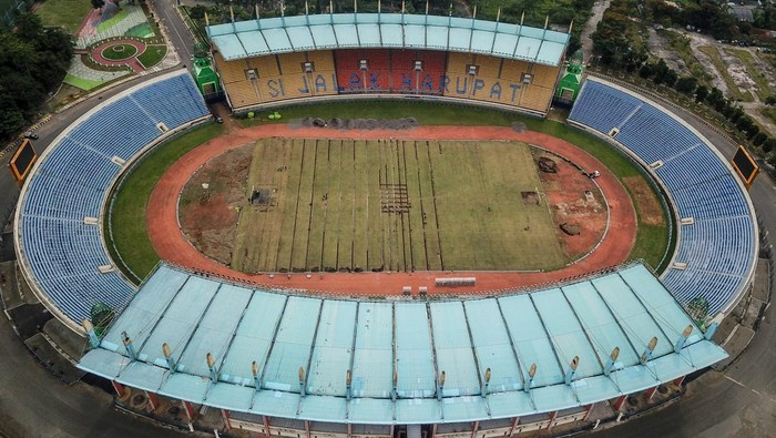 Foto udara Stadion Si Jalak Harupat yang tengah direnovasi, di Soreang, Kabupaten Bandung, Jawa Barat, Rabu (18/1/2023). Pemerintah melalui Kementerian PUPR merenovasi Stadion Si Jalak Harupat yang ditujukan untuk perhelatan Piala Dunia U-20 pada Mei hingga Juni 2023.