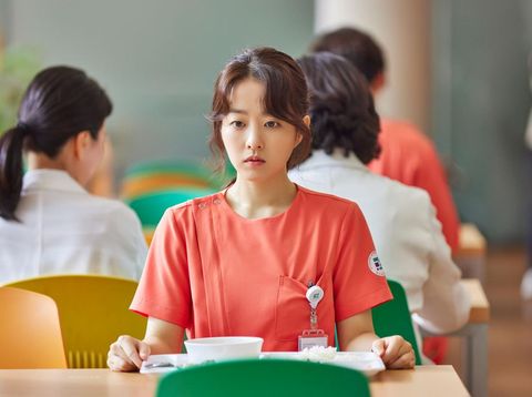 Drama Korea Daily Dose of Sunshine Park Bo-young berperan sebagai Da-eun, perawat baru di departemen kesehatan mental dalam drama Daily Dose of Sunshine.