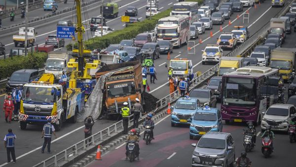 Dua Truk Kecelakaan Beruntun di Tol Dalam Kota, Begini Kondisinya