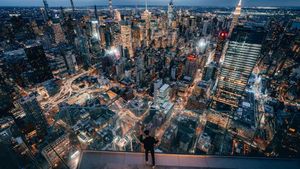 Melihat Kota New York dari Balkon Langit