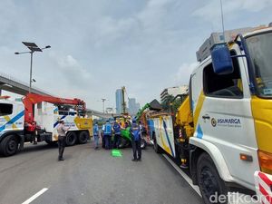 Truk Tabrakan di Tol Dalkot Arah Cawang Dievakuasi, Lalin Masih Macet
