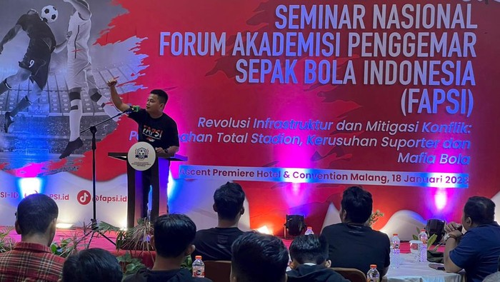 Gelar Seminar Nasional, FAPSI Dorong Pembenahan Total Sepakbola Indonesia Forum Akademisi Penggemar Sepak Bola Indonesia (FAPSI) menggelar seminar nasional bertajuk, βRevolusi Infrastruktur dan Mitigasi Konflik: Pembenahan Total Stadion, Kerusuhan Suporter dan Mafia Bola.
Acara tersebut digelar di Hotel Ascent Premiere Malang, Rabu (18/1/2023).
