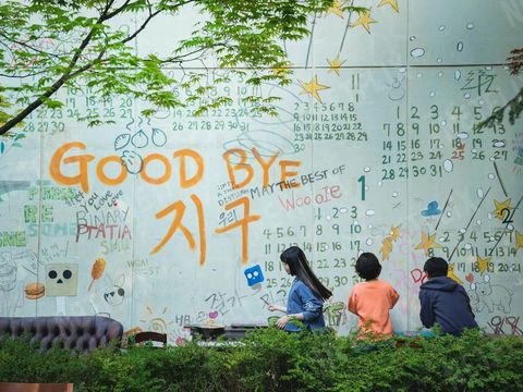 Goodbye Earth (2023) Drama Korea Goodbye Earth dibintangi Ahn Eun-jin, Yoo Ah-in, Jeon Sung-woo, dan Kim Yoon-hye.