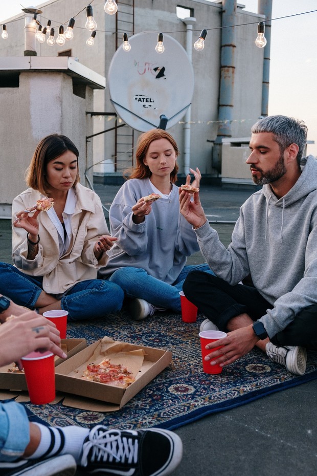 Ilustrasi menghabiskan waktu bersama sahabat/Foto: Pexels/Cottonbro Studio