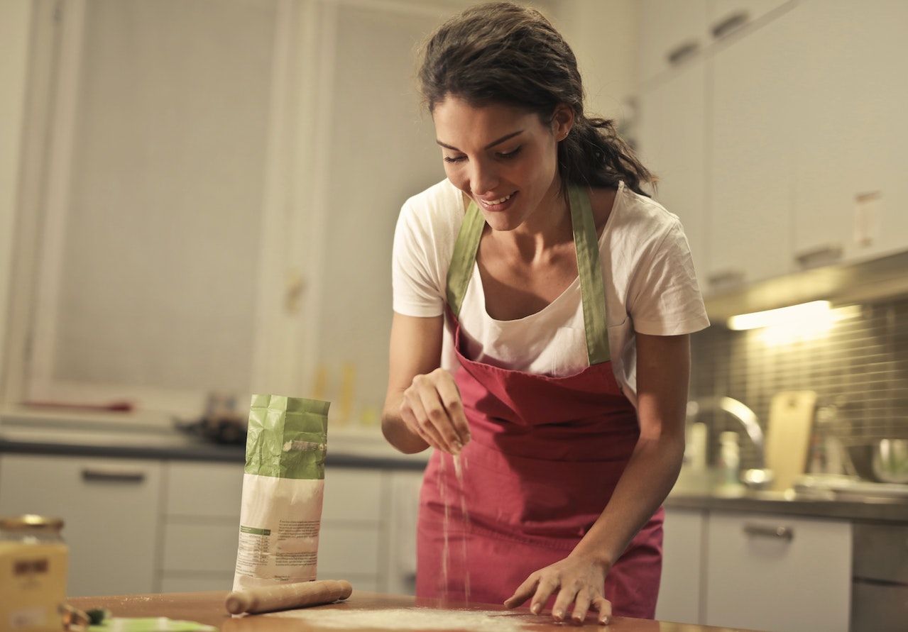 Ilustrasi perempuan menekuni hobi memasak/Foto: Pexels.com/Andrea Piacquadio
