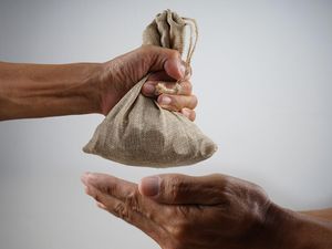 Mengenal Asnaf Gharimin, Salah Satu Golongan Penerima Zakat Mengenal Asnaf Gharimin, Salah Satu Golongan Penerima Zakat