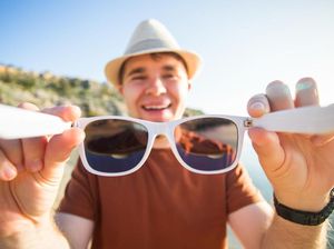 Seputar Kacamata Photochromic yang Praktis Saat Bepergian