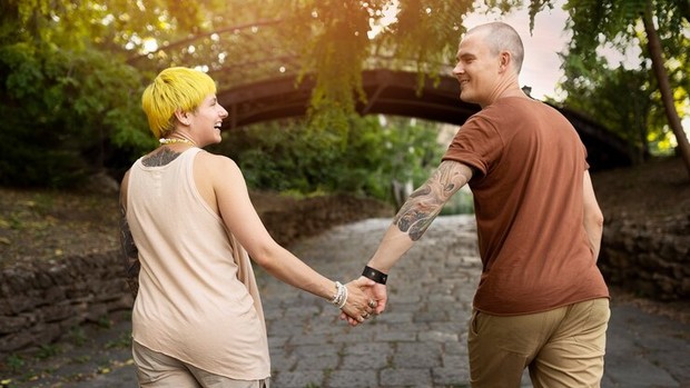 Manfaat berpegangan tangan bagi pasangan yang bertengkar