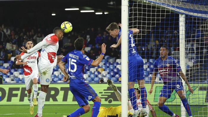 Napolis Juan Jesus scores to 1-1 during the Italian Cup round of 16 soccer match between Napoli and Cremonese at the Diego Armando Maradona stadium in Naples, Italy, Tuesday Jan. 17, 2023. (Alessandro Garofalo/LaPresse via AP)