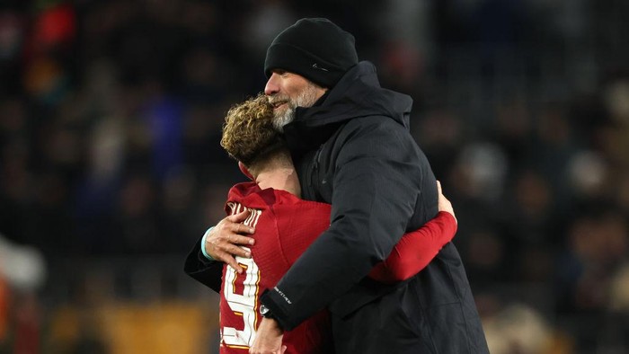 WOLVERHAMPTON, ENGLAND - JANUARY 17: Jurgen Klopp the head coach / manager of Liverpool hugs Harvey Elliott of Liverpool at full time during the Emirates FA Cup Third Round Replay between Wolverhampton Wanderers and Liverpool at Molineux on January 17, 2023 in Wolverhampton, England. (Photo by Matthew Ashton - AMA/Getty Images)