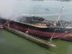 Tanker Minyak Terbakar-Meledak di Galangan Kapal di Thailand