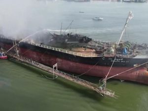 Tanker Minyak Terbakar-Meledak di Galangan Kapal di Thailand Tanker Minyak Terbakar-Meledak di Galangan Kapal di Thailand