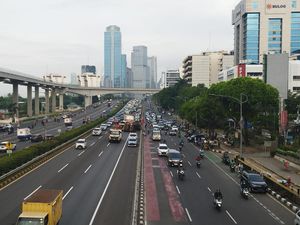 Tabrakan Beruntun Truk di Tol Dalkot Arah Cawang, Lalin Macet